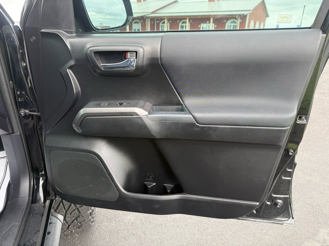 Used 2017 Toyota Tacoma TRD Off-Road w/ Premium & Technology Package image 16