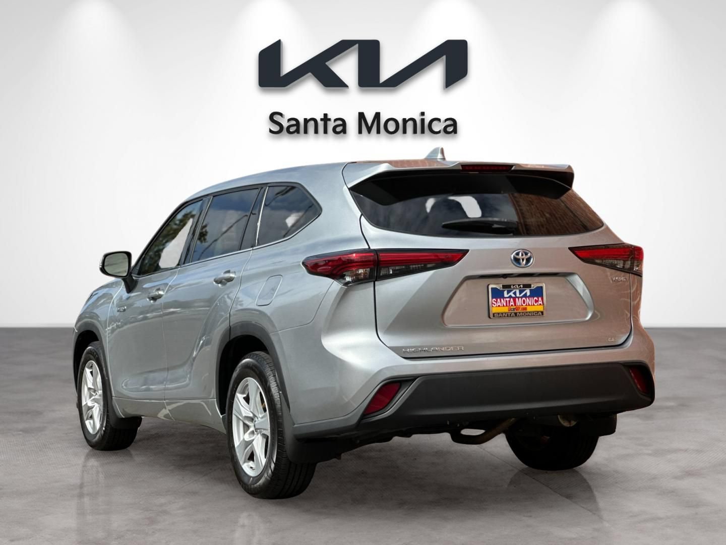 Used 2021 Toyota Highlander LE AWD/4WD image 4