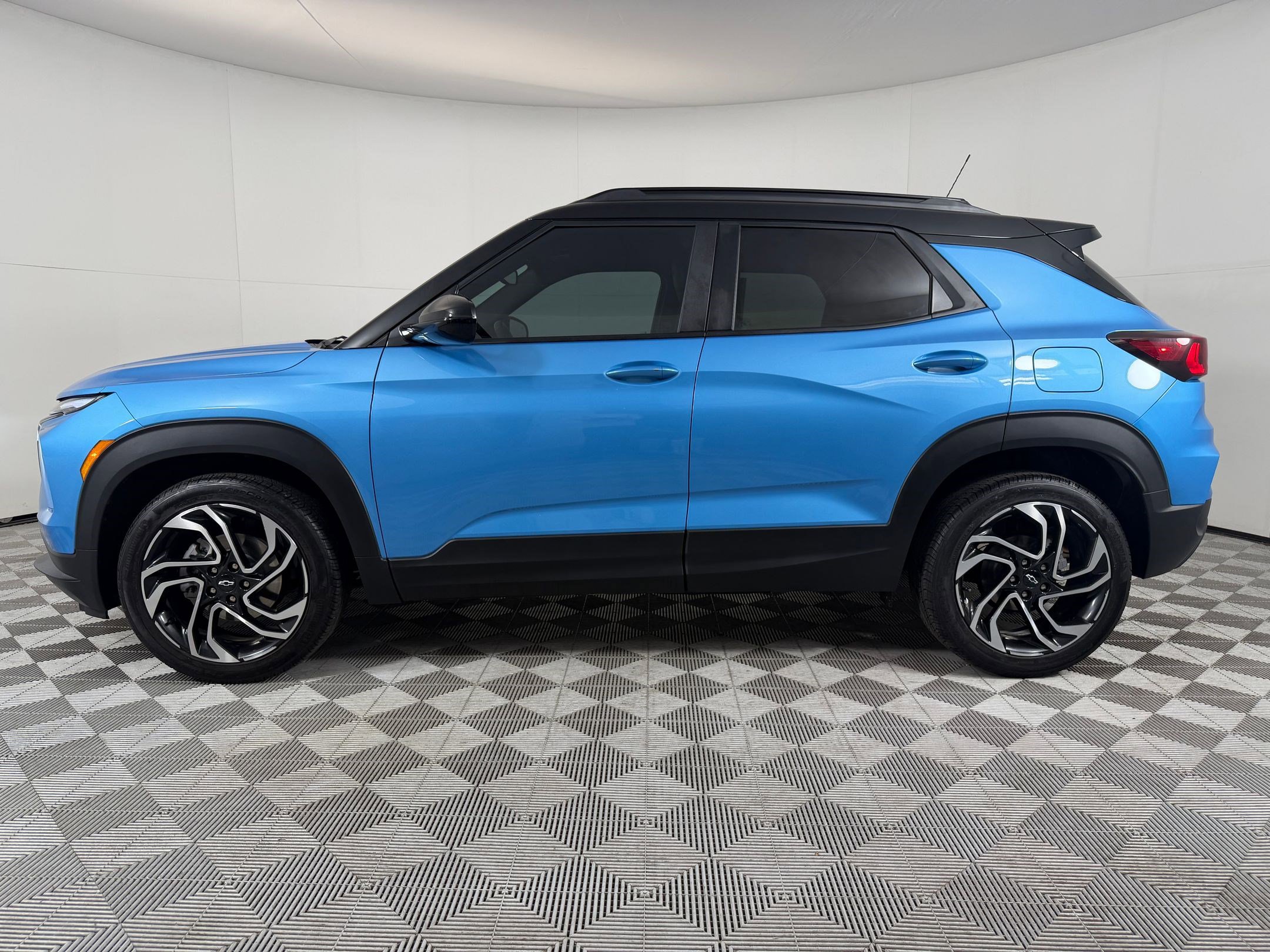 Used 2025 Chevrolet TrailBlazer RS w/ Convenience Package image 2