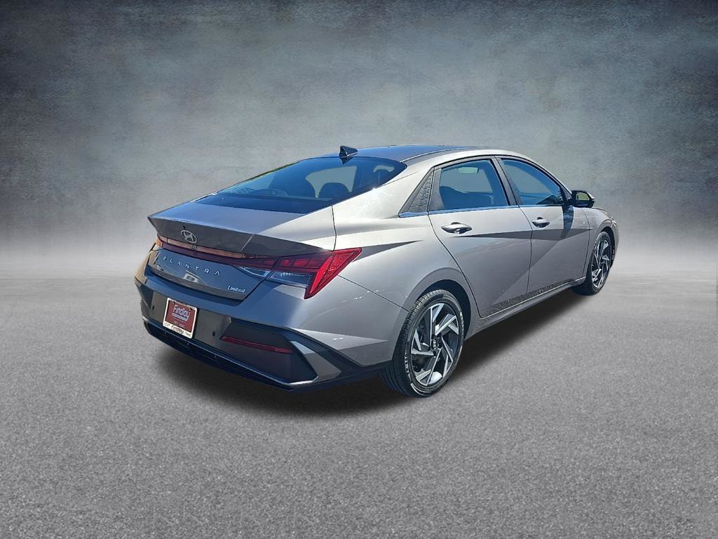 Used 2024 Hyundai Elantra Limited FWD image 3