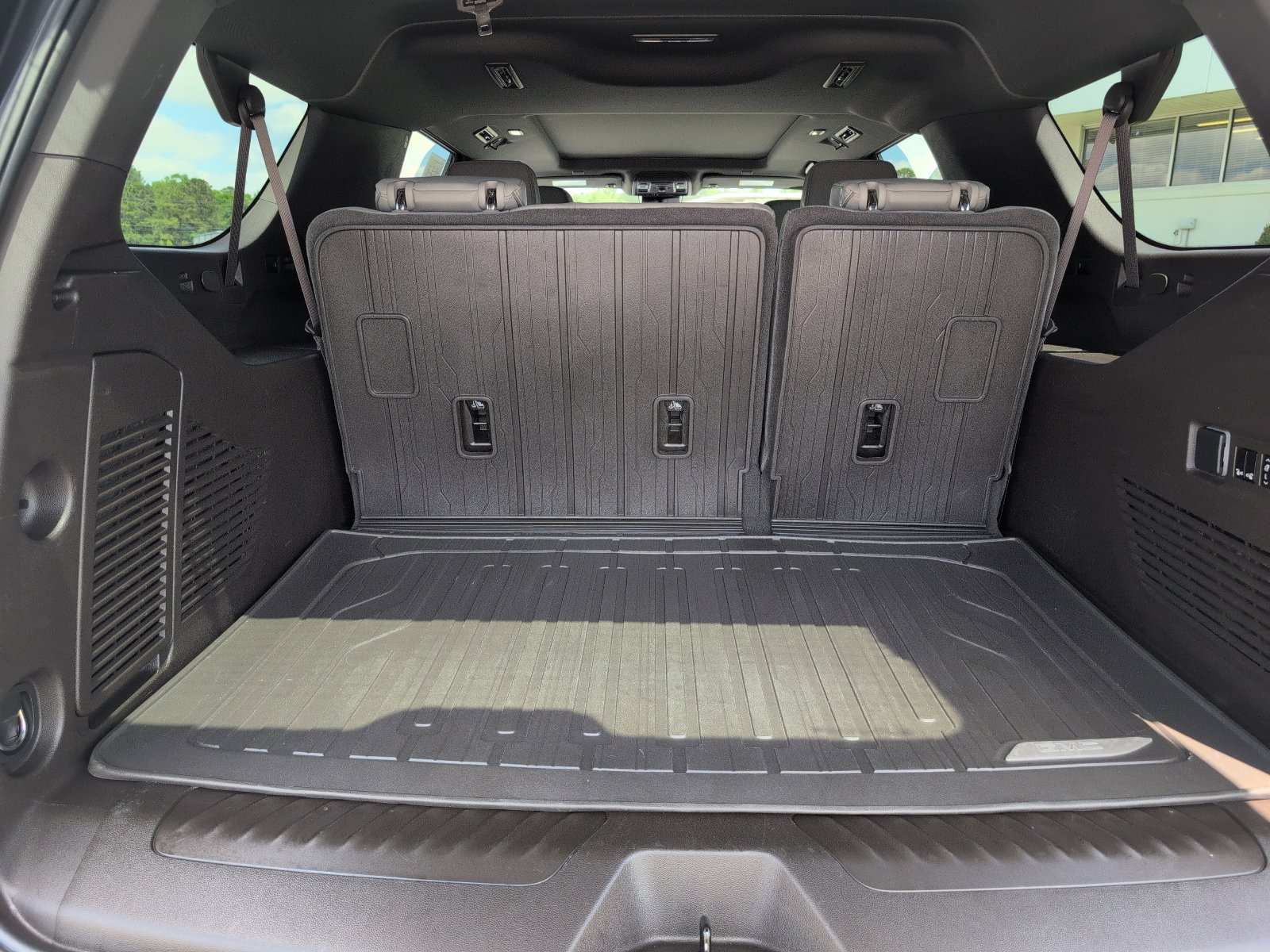 Used 2023 GMC Yukon XL SLT w/ SLT Luxury Package image 5