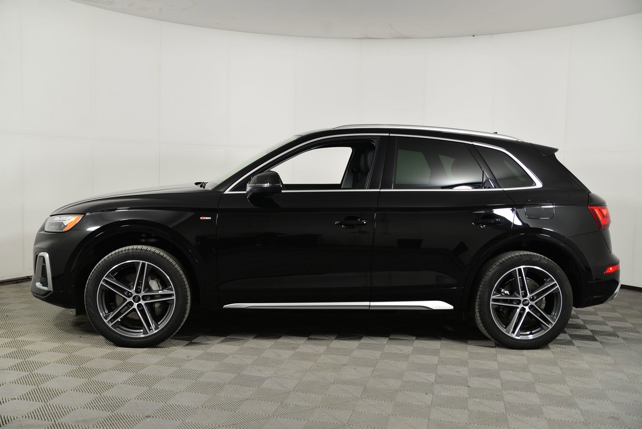 Certified 2025 Audi Q5 e Premium Plus image 2