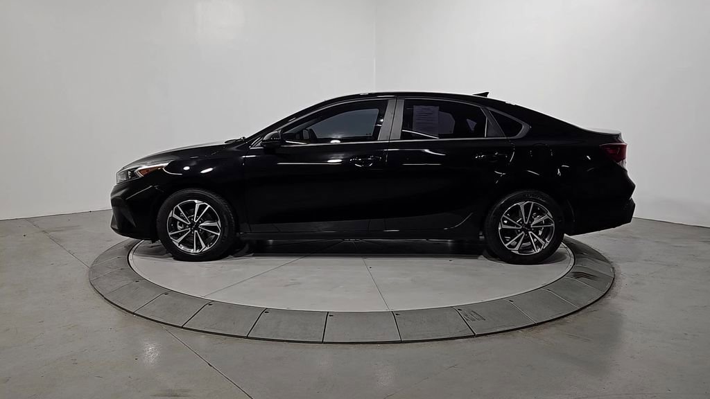 Used 2022 Kia Forte LXS image 2