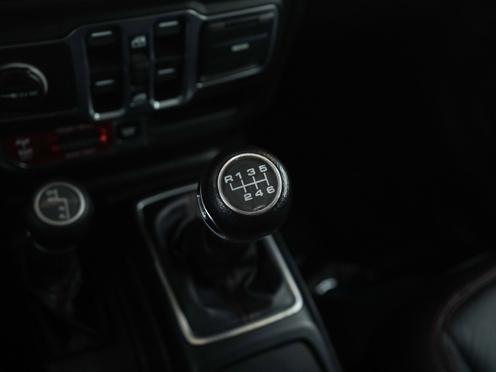 Used 2018 Jeep Wrangler Unlimited Rubicon w/ Dual Top Group image 23