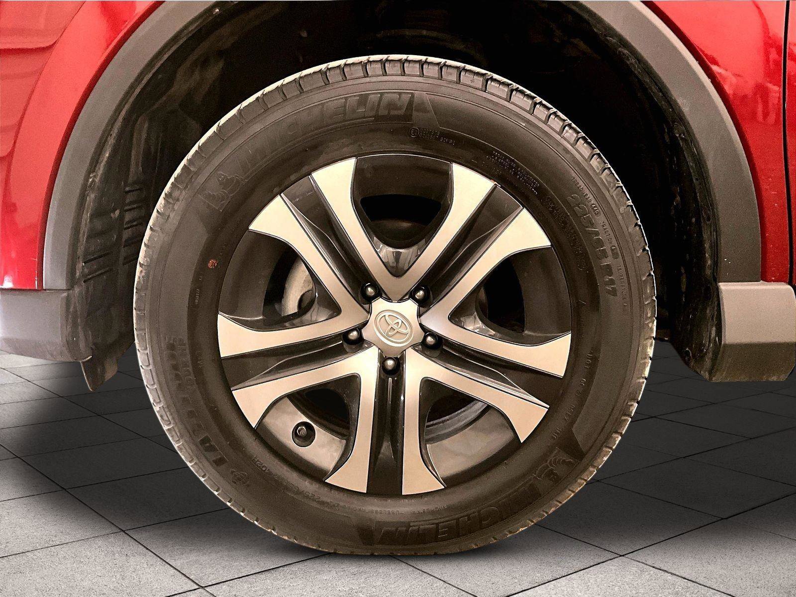 Used 2018 Toyota RAV4 LE FWD image 8