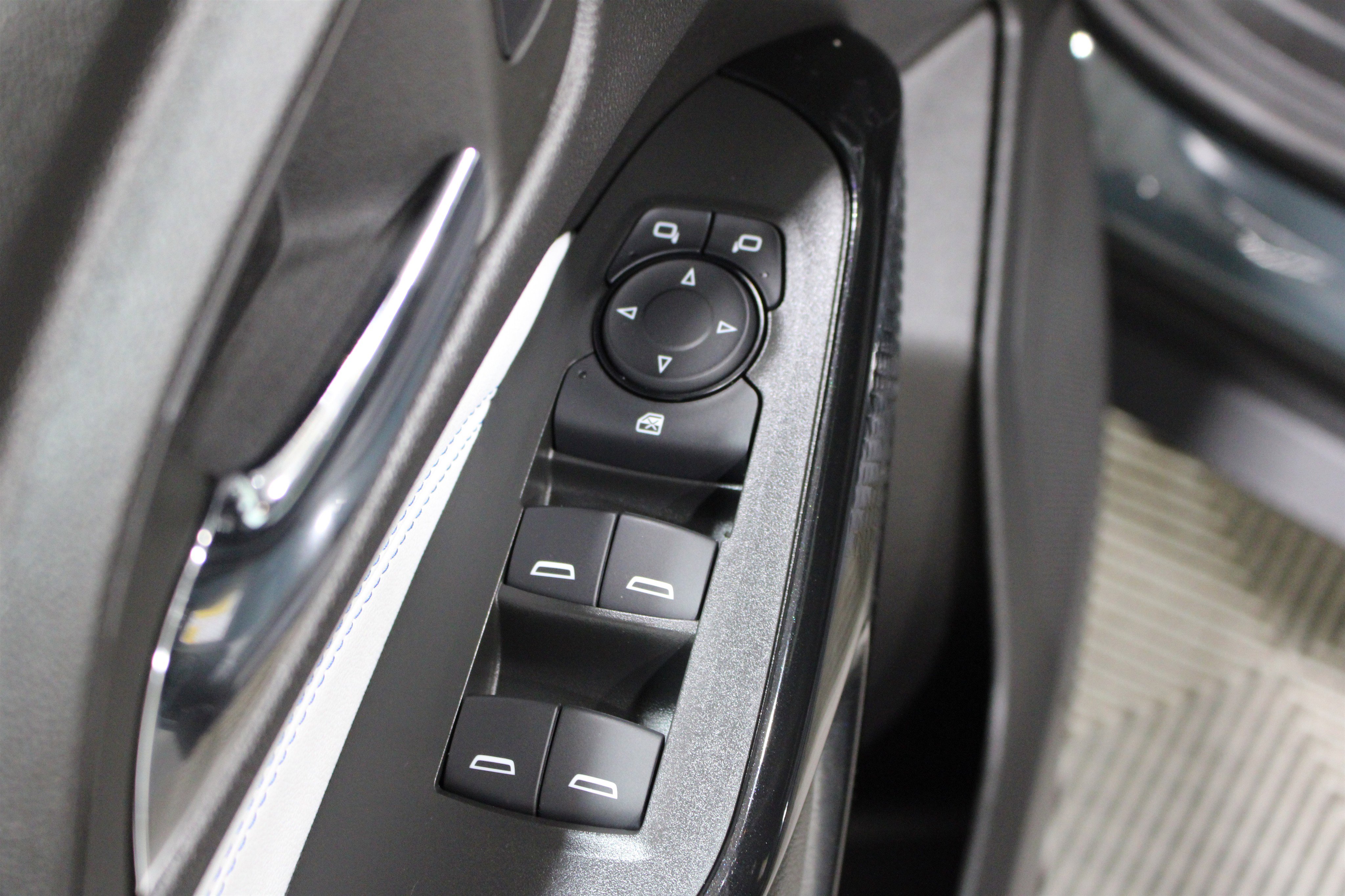 Used 2025 Chevrolet Trax LT w/ LT Convenience Package FWD image 7