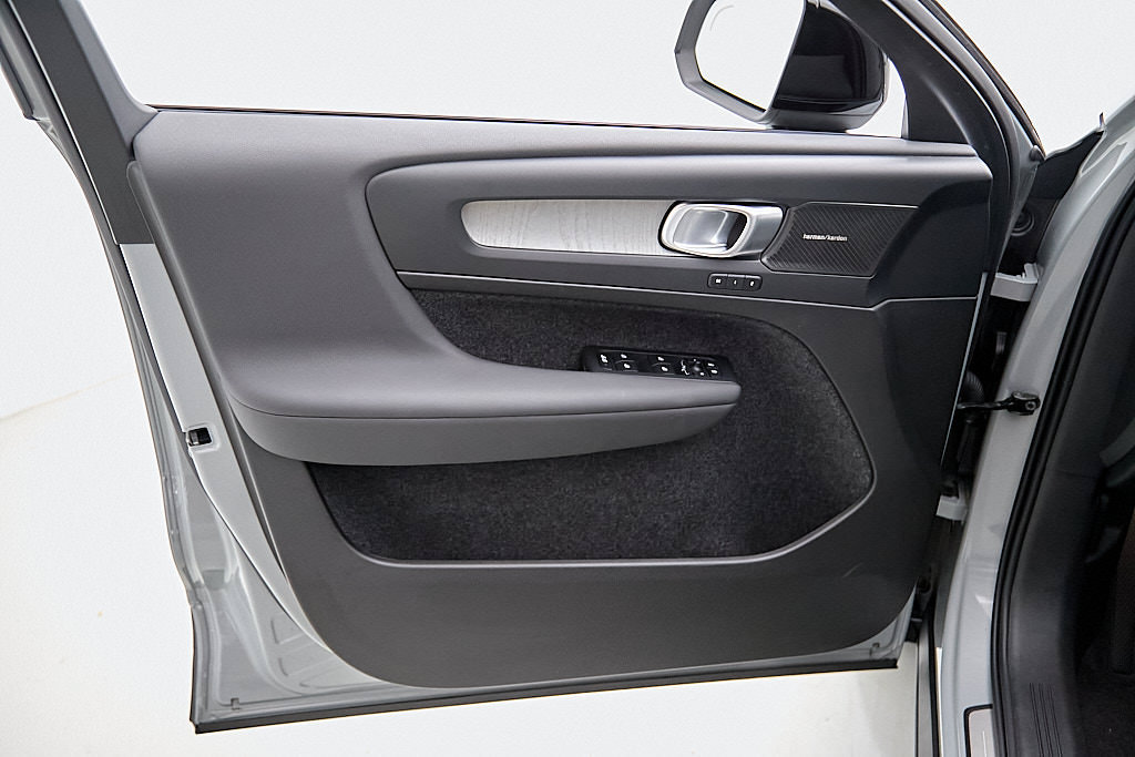 Certified 2025 Volvo XC40 B5 Ultra AWD/4WD image 10