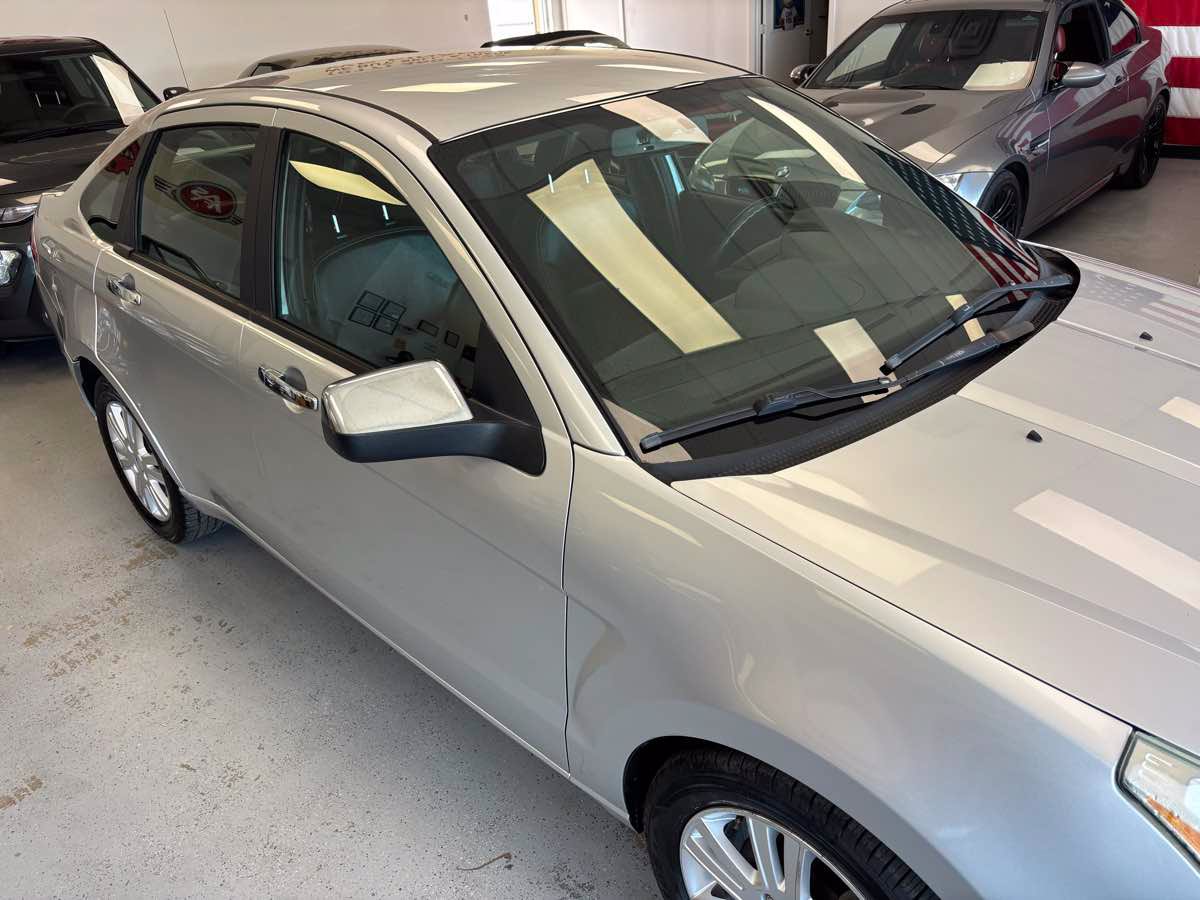 Used 2010 Ford Focus SEL FWD image 4