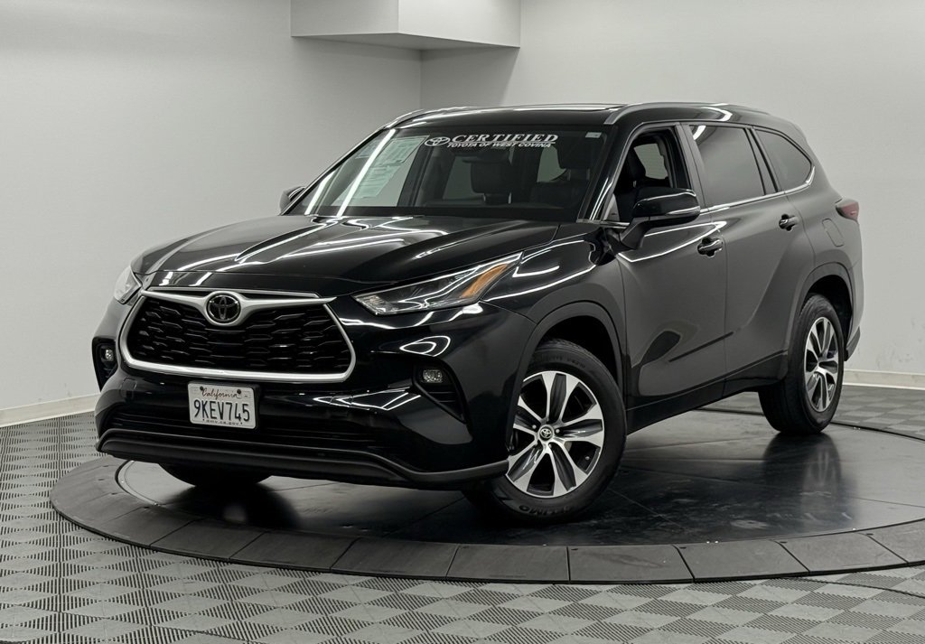 Used 2024 Toyota Highlander XLE image 2