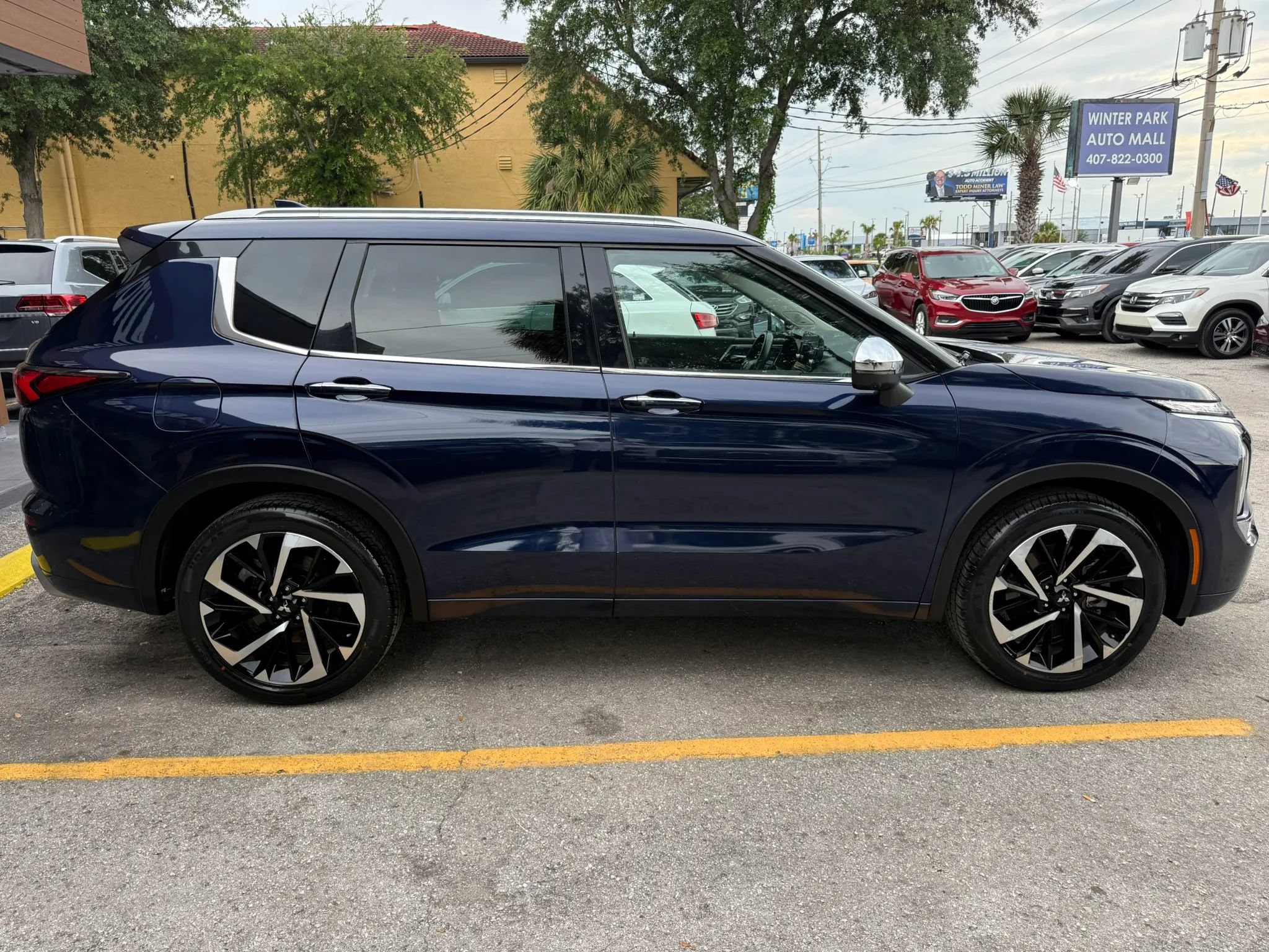 Used 2023 Mitsubishi Outlander SEL FWD image 4