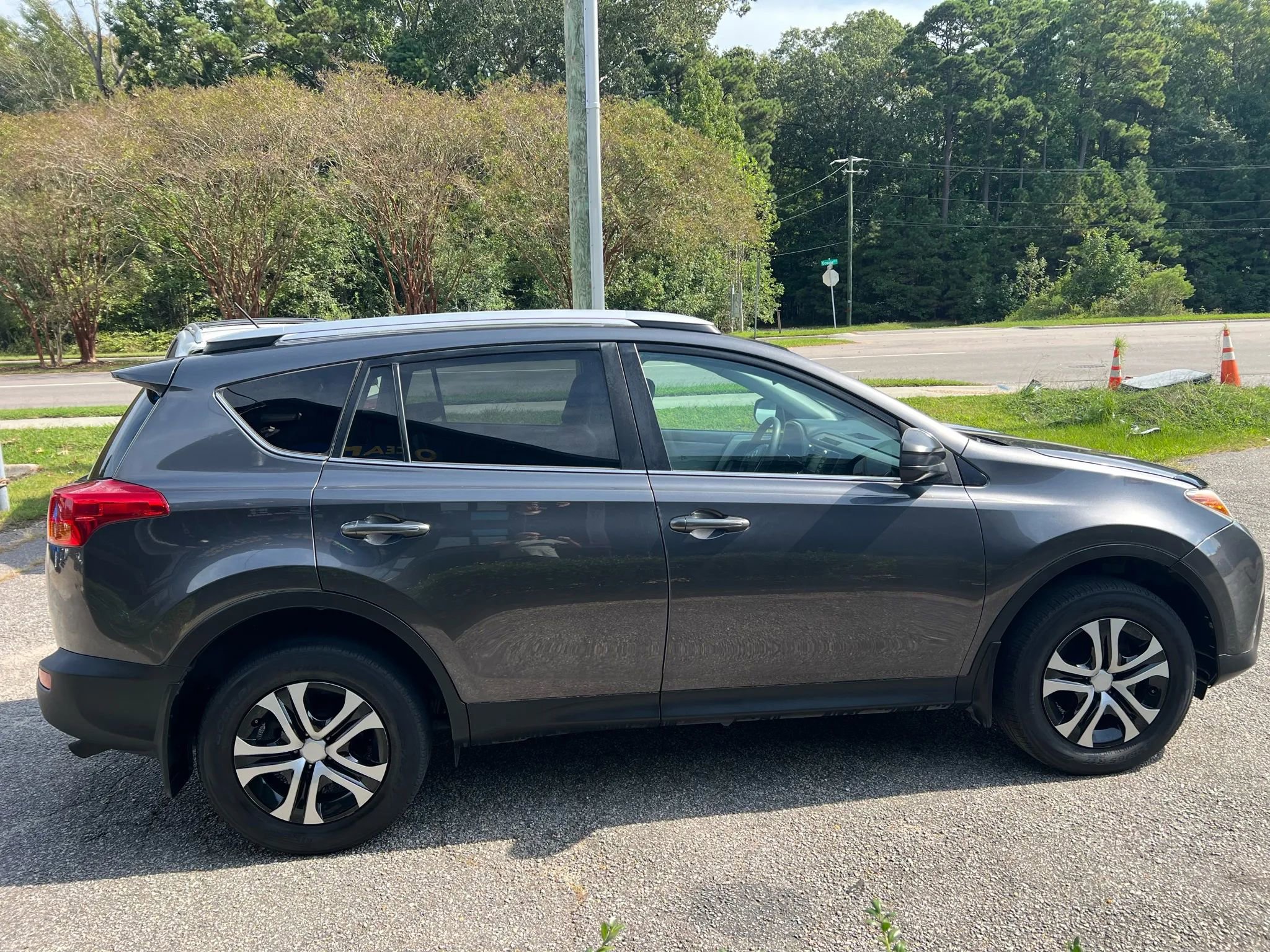 Used 2014 Toyota RAV4 LE image 4