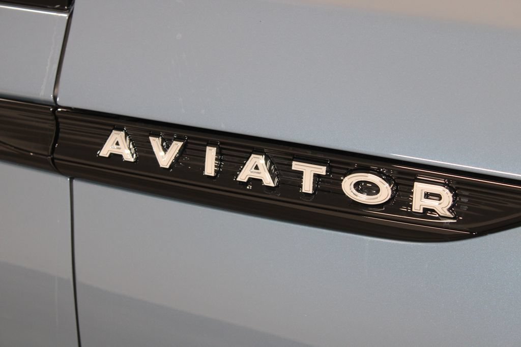 New 2026 Lincoln Aviator 2WD w/ Jet Appearance Package image 11