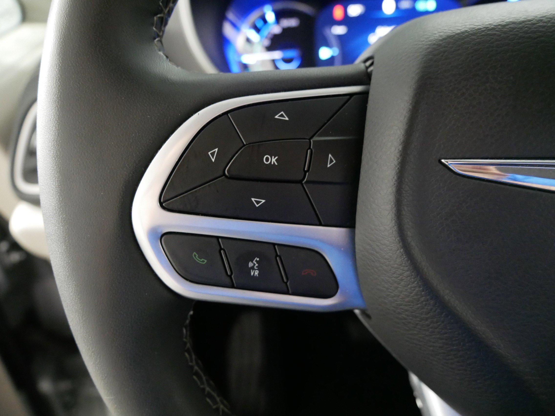 Used 2023 Chrysler Pacifica Touring-L image 27