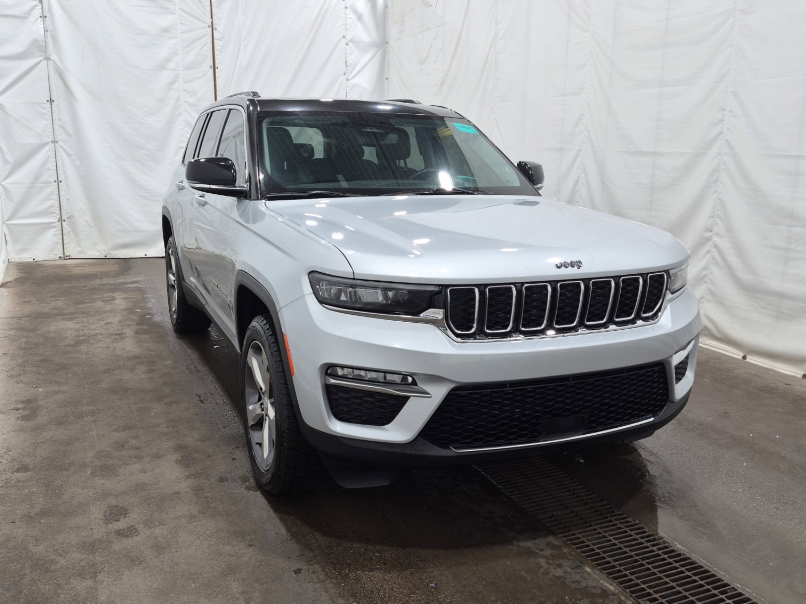 Used 2022 Jeep Grand Cherokee Limited w/ Luxury Tech Group II image 6