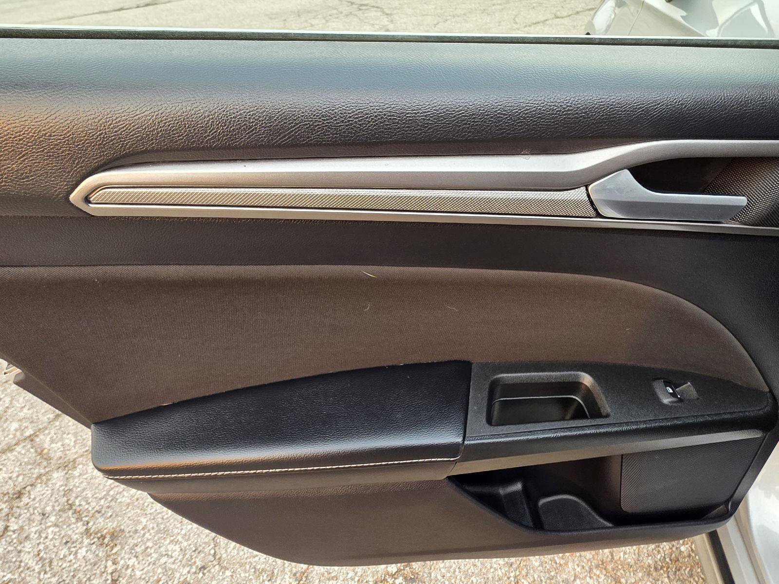 Used 2019 Ford Fusion SE image 25