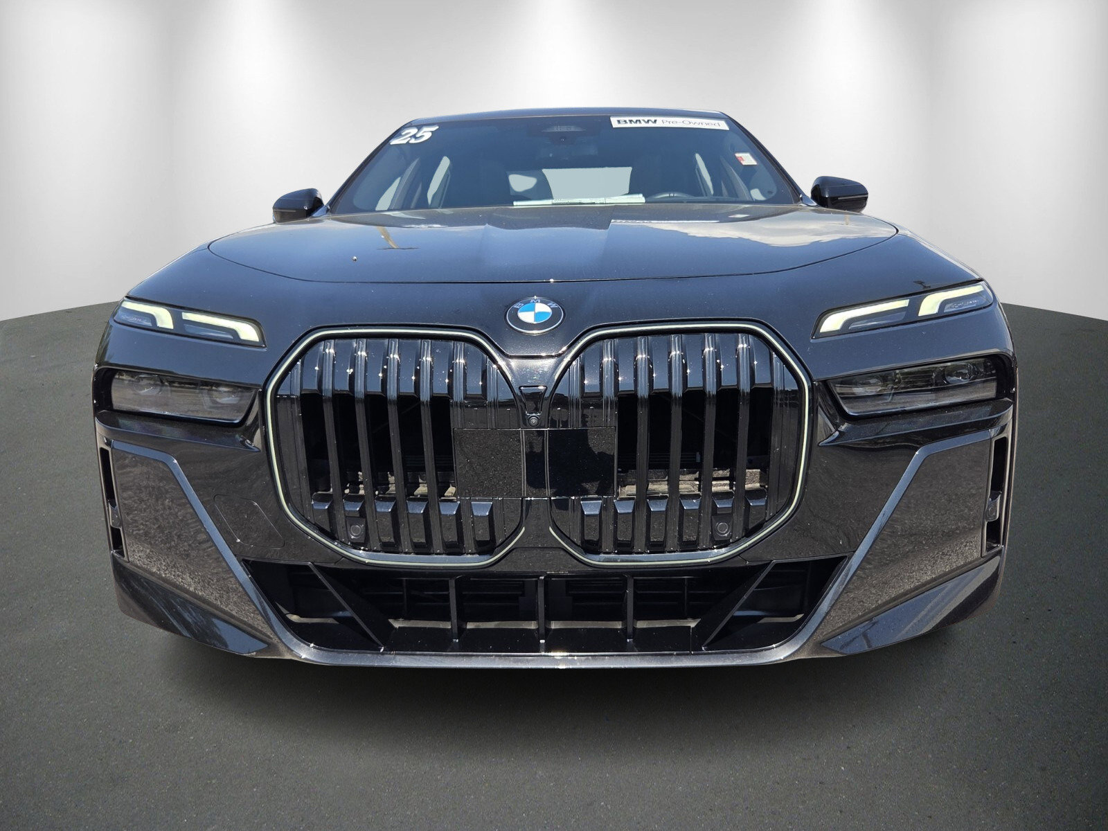 Used 2025 BMW 740i xDrive AWD/4WD image 2