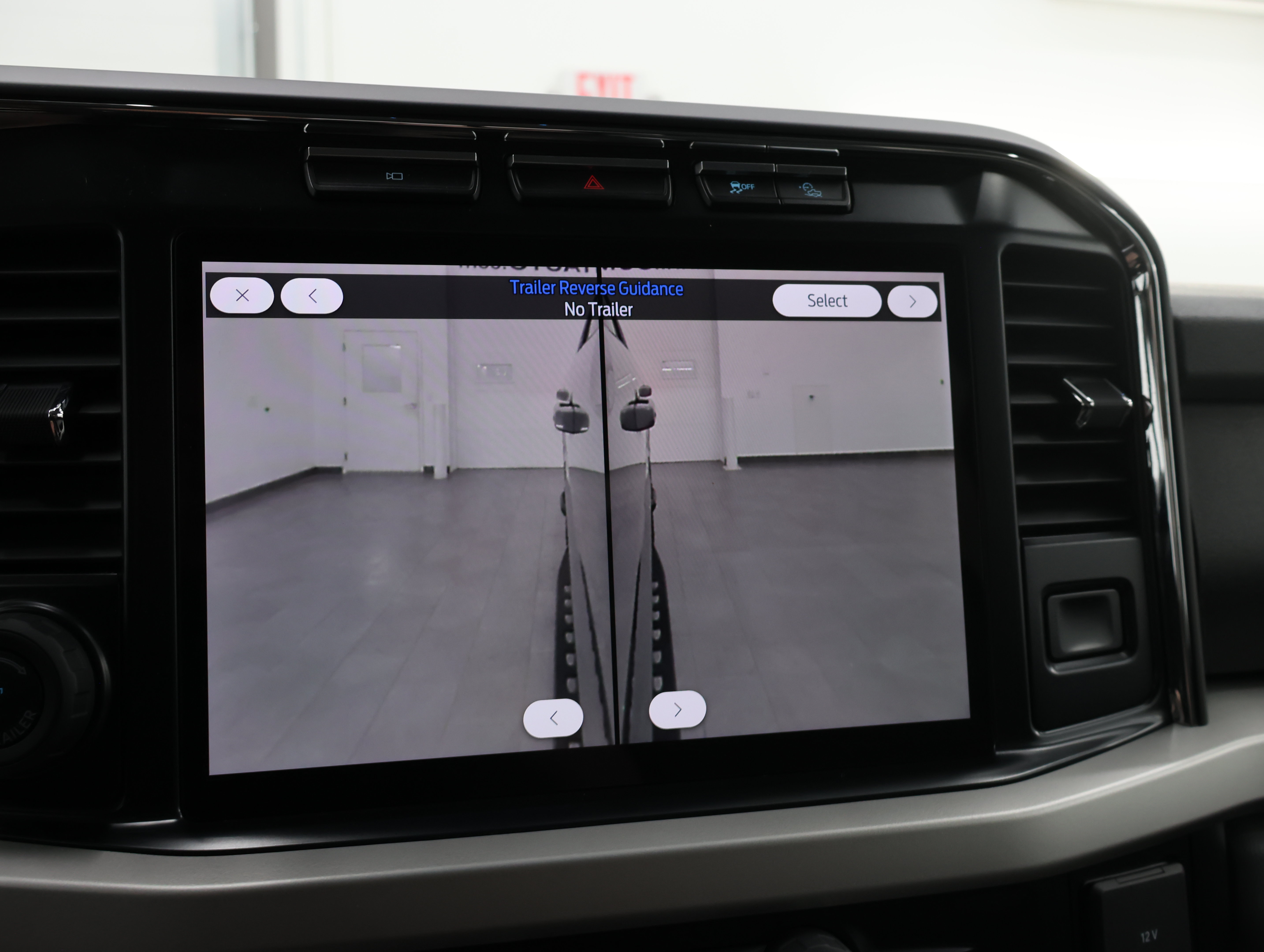 Used 2023 Ford F250 XLT w/ Black Appearance Package AWD/4WD image 21