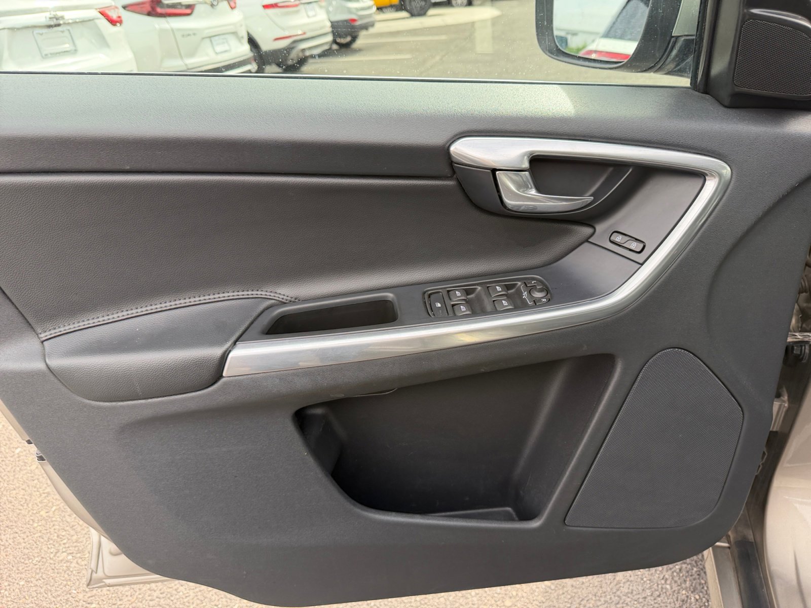 Used 2016 Volvo XC60 T5 Premier w/ Proximity Package image 12