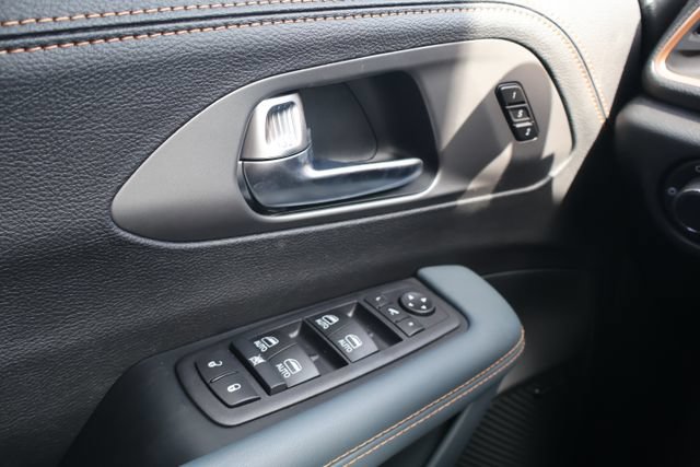 New 2027 Chrysler Pacifica Pinnacle w/ Theater Group FWD image 19