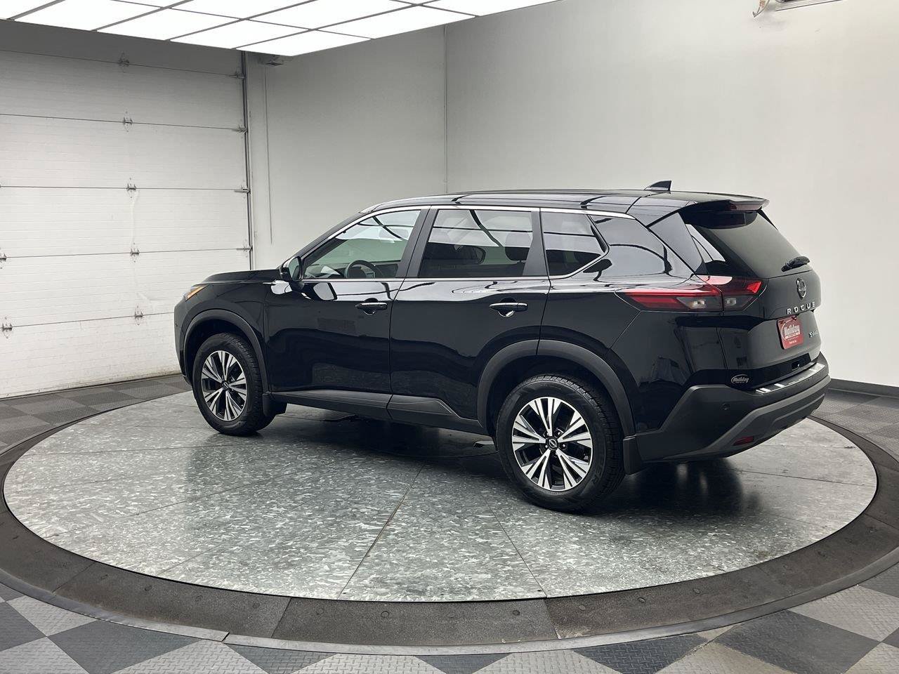 Used 2023 Nissan Rogue SV AWD/4WD image 2