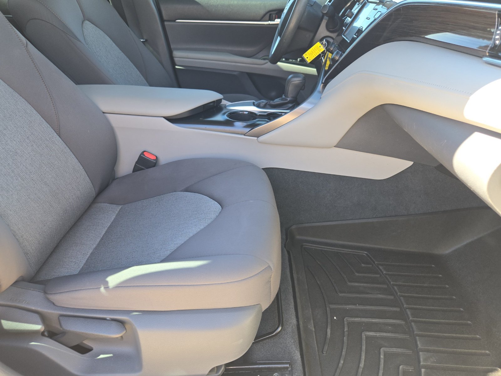 Used 2018 Toyota Camry LE FWD image 17