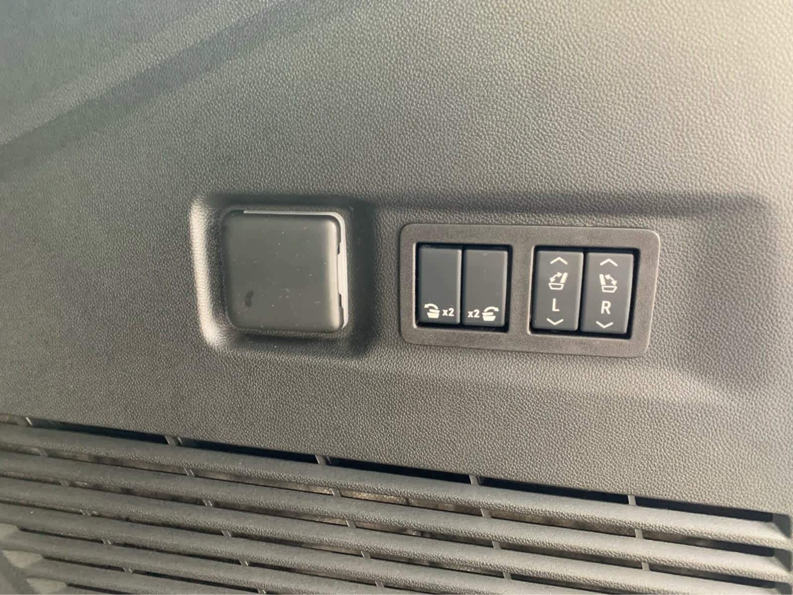 Used 2025 Chevrolet Suburban Z71 image 7