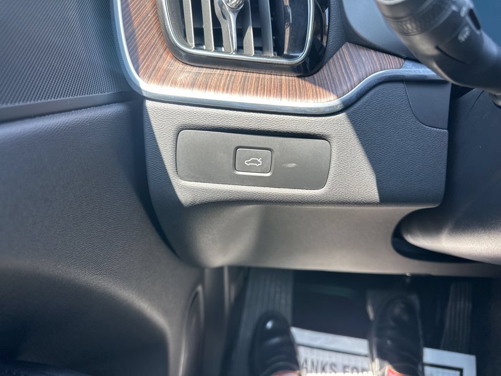 Used 2023 Volvo XC60 B5 Plus w/ Climate Package AWD/4WD image 18