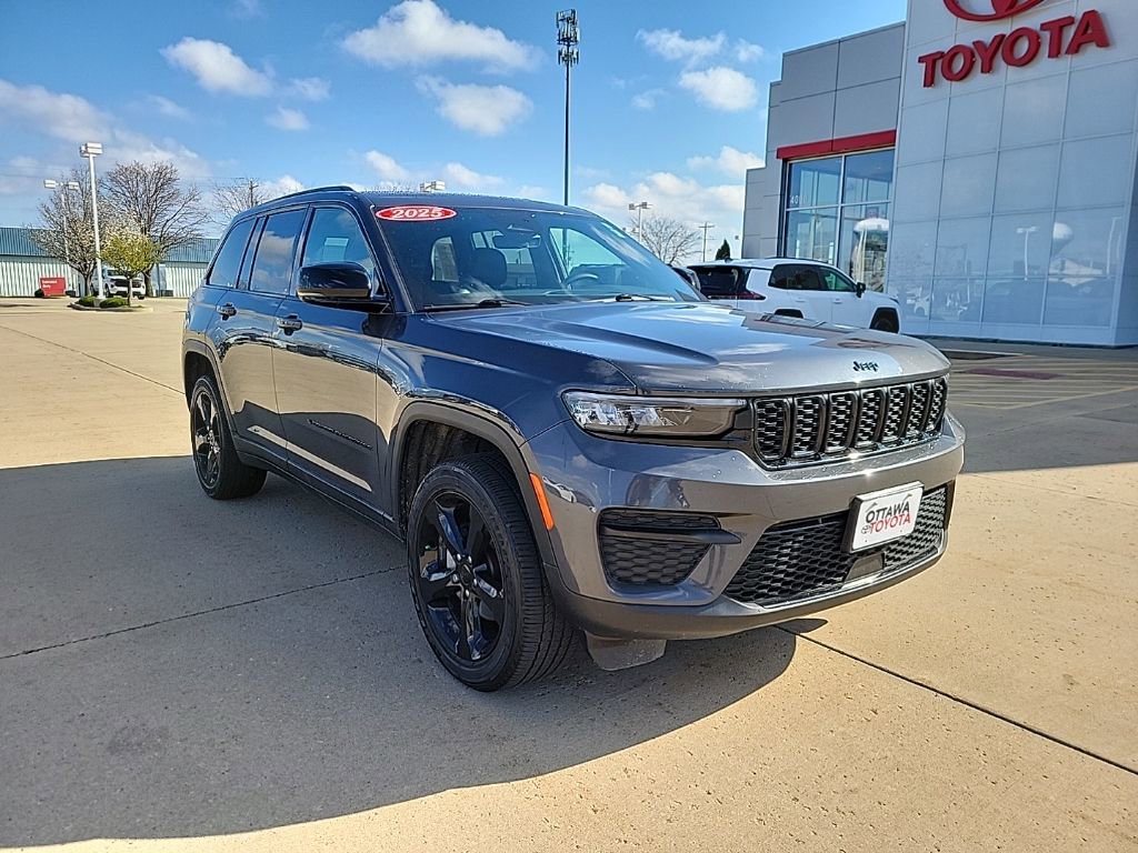 Used 2025 Jeep Grand Cherokee Altitude AWD/4WD image 1