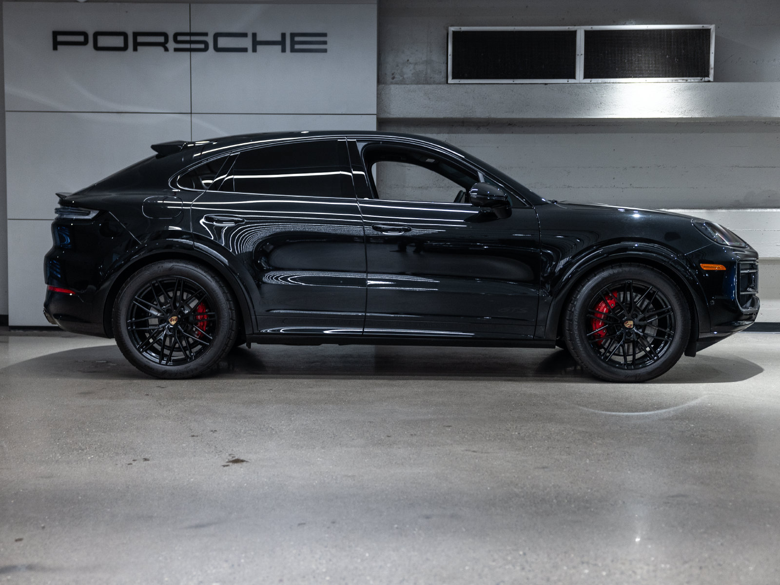 Certified 2025 Porsche Cayenne GTS AWD/4WD image 17