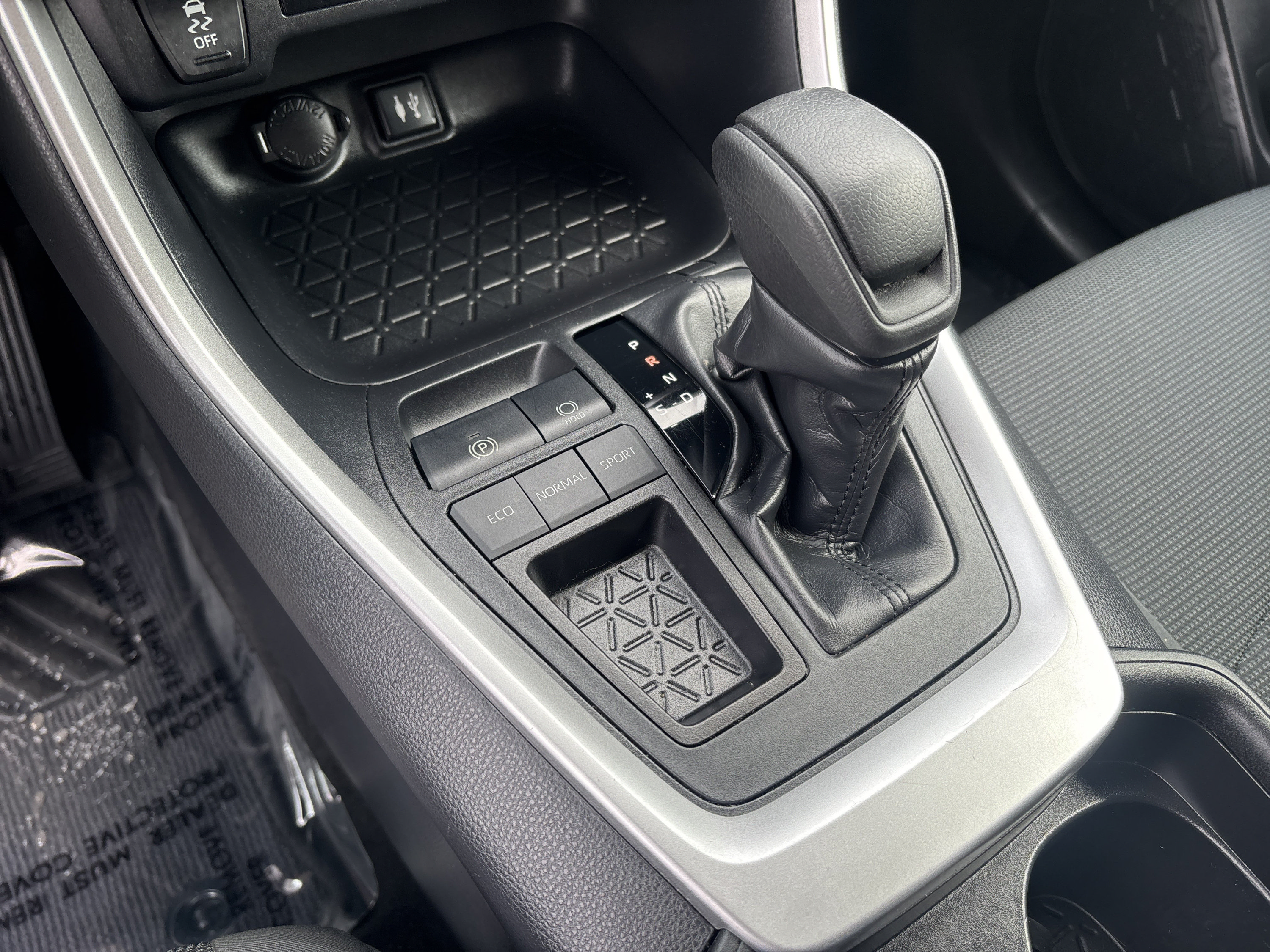 Used 2019 Toyota RAV4 LE w/ Carpet Mat Package FWD image 16