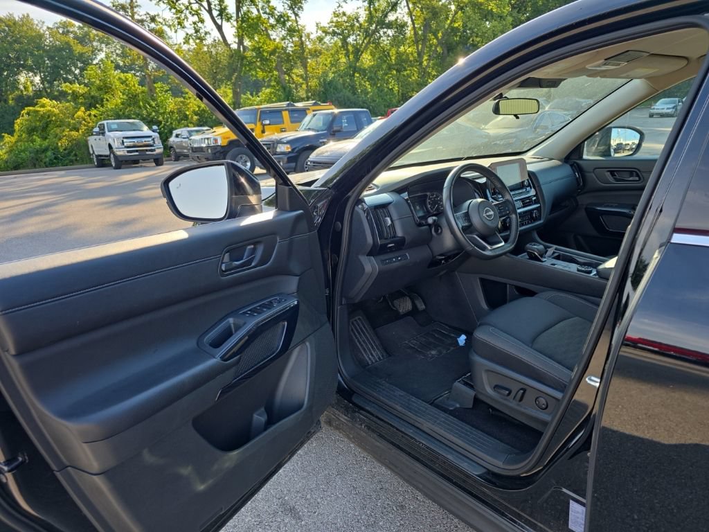 Used 2025 Nissan Pathfinder SV AWD/4WD image 5