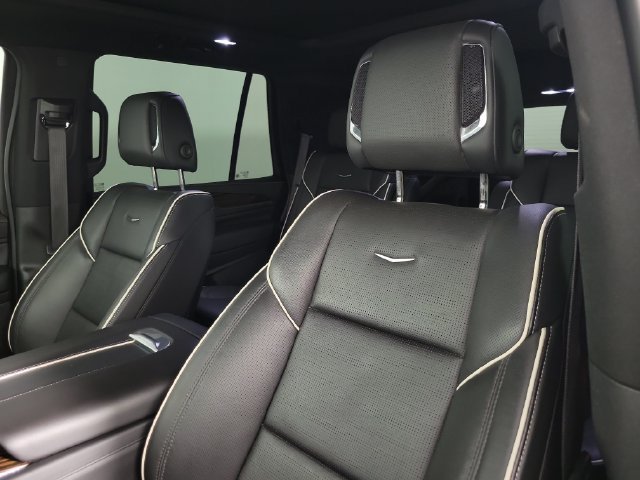 Used 2024 Cadillac Escalade Premium Luxury AWD/4WD image 19