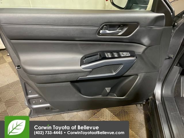 Used 2025 Nissan Pathfinder SL image 10