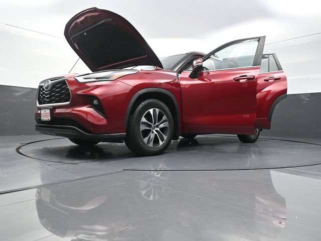 Used 2023 Toyota Highlander XLE AWD/4WD image 41