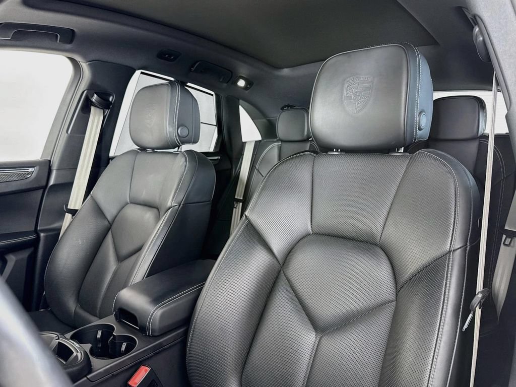 Certified 2024 Porsche Macan AWD/4WD image 5
