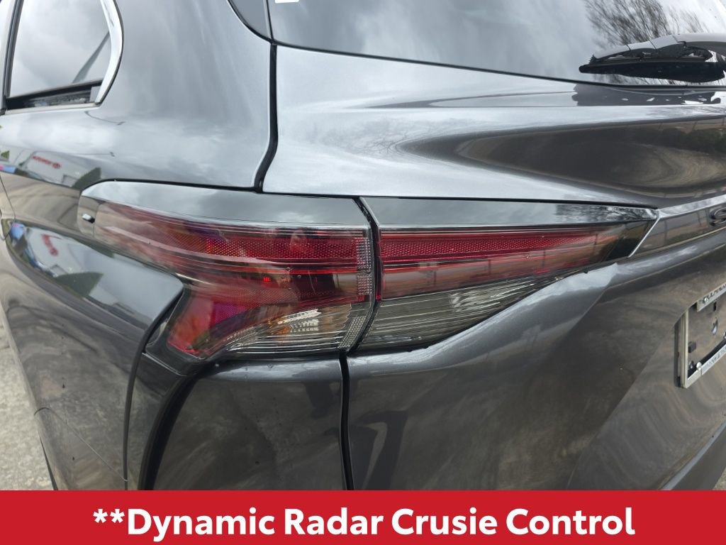 Used 2025 Toyota Sienna XLE image 9