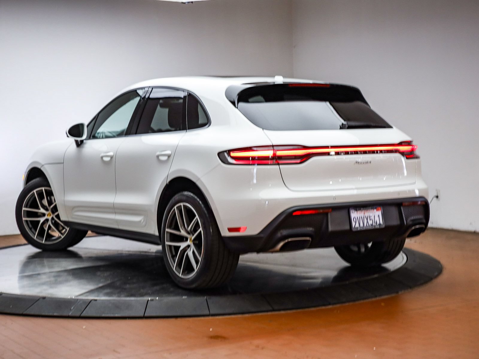 Certified 2026 Porsche Macan AWD/4WD image 3