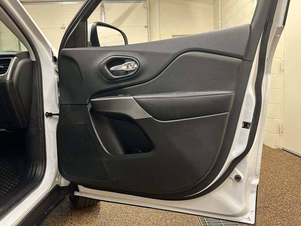 Used 2019 Jeep Cherokee Latitude Plus w/ Cold Weather Group image 16