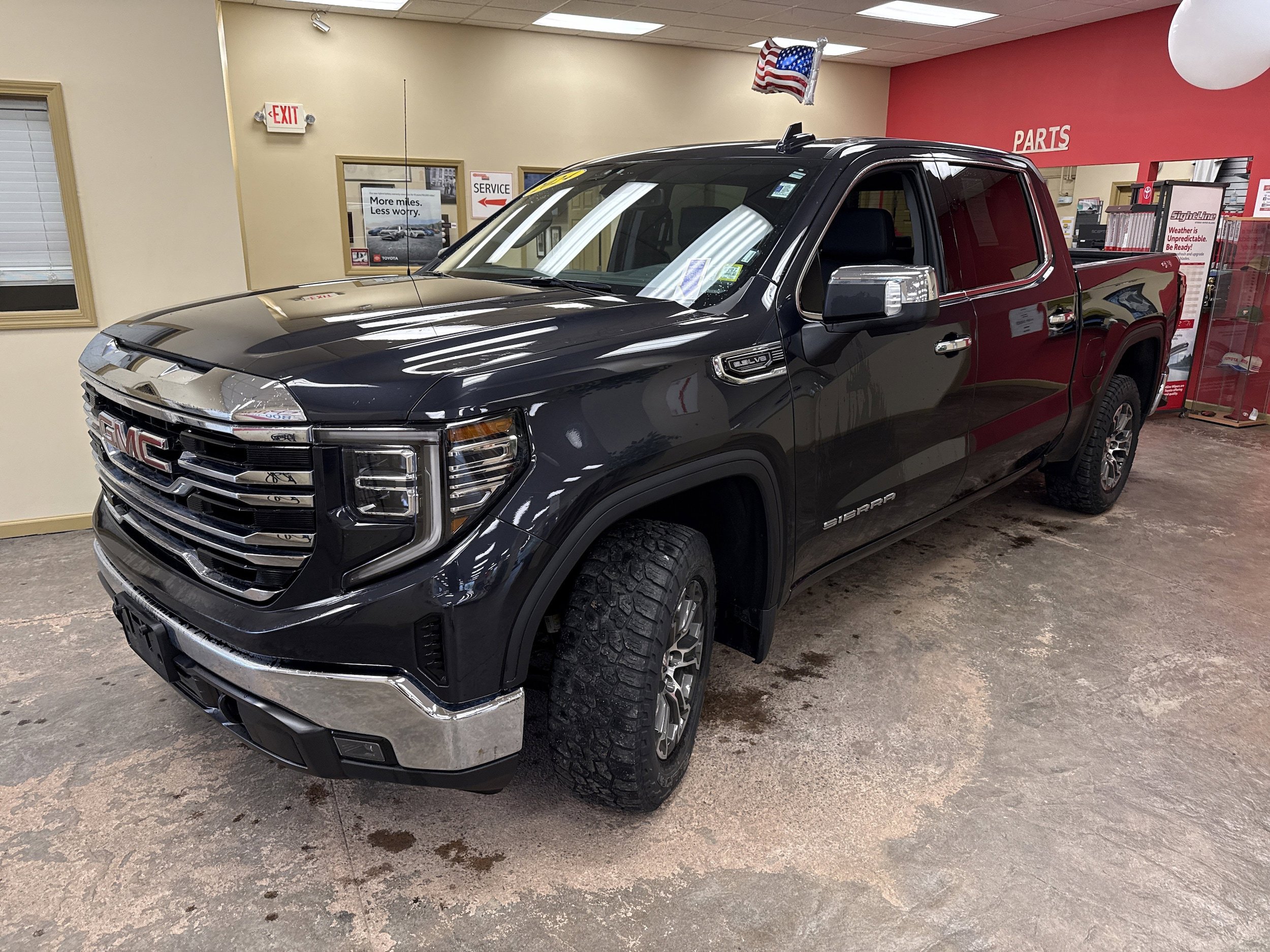 Used 2024 GMC Sierra 1500 SLT AWD/4WD image 3