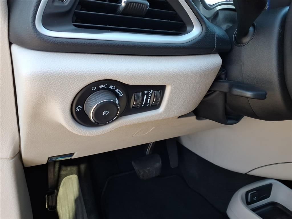 Used 2024 Chrysler Pacifica Touring-L image 14