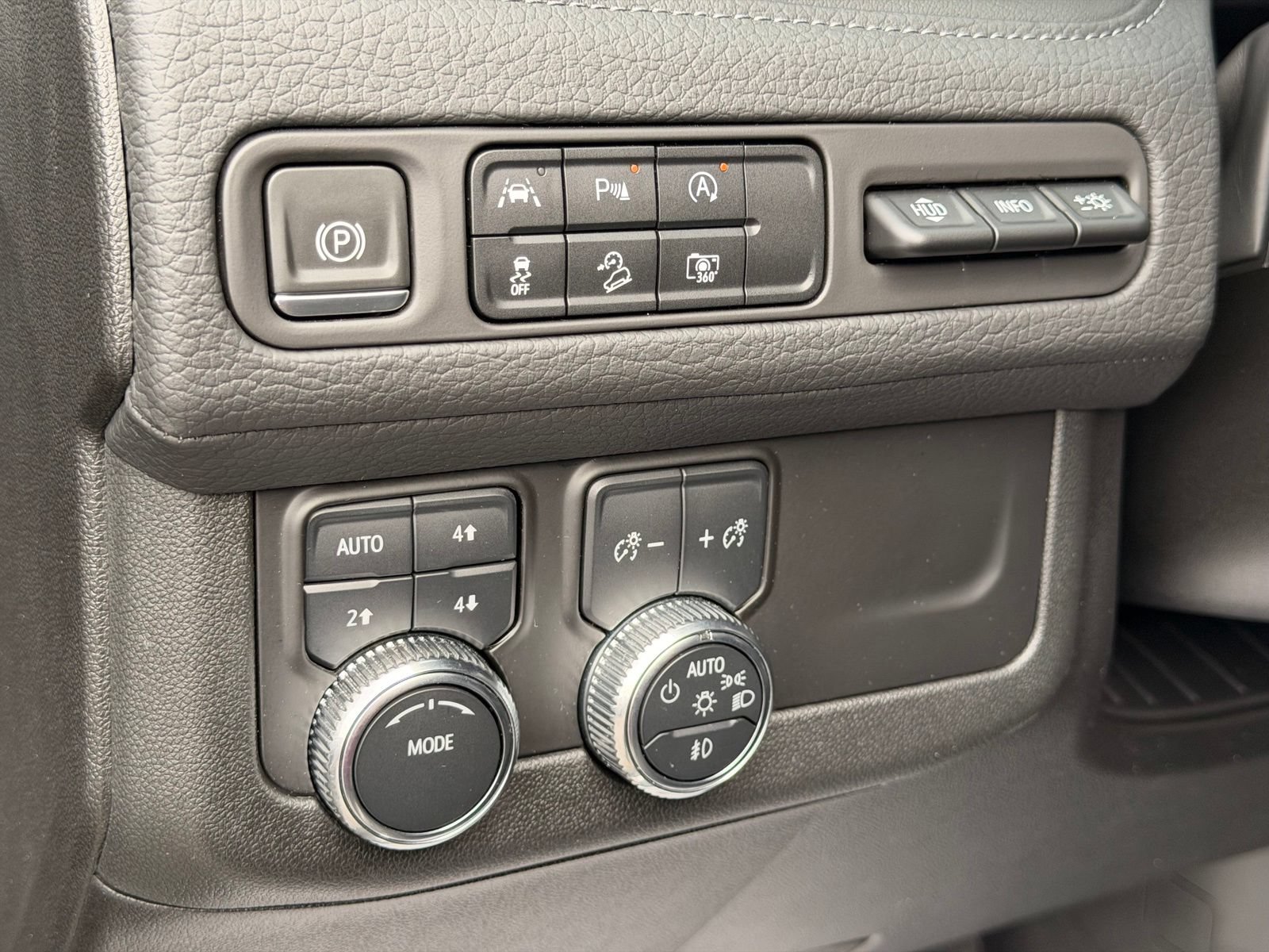 Used 2024 GMC Yukon Denali AWD/4WD image 18