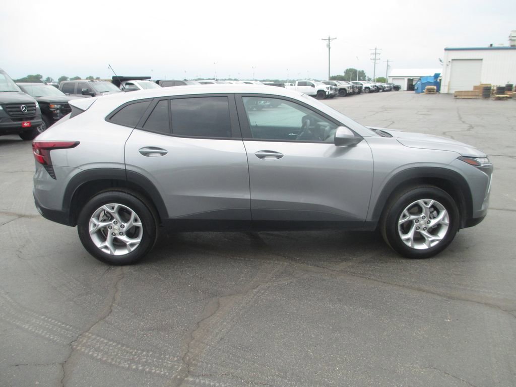 Used 2025 Chevrolet Trax LS w/ LS Convenience Package FWD image 5