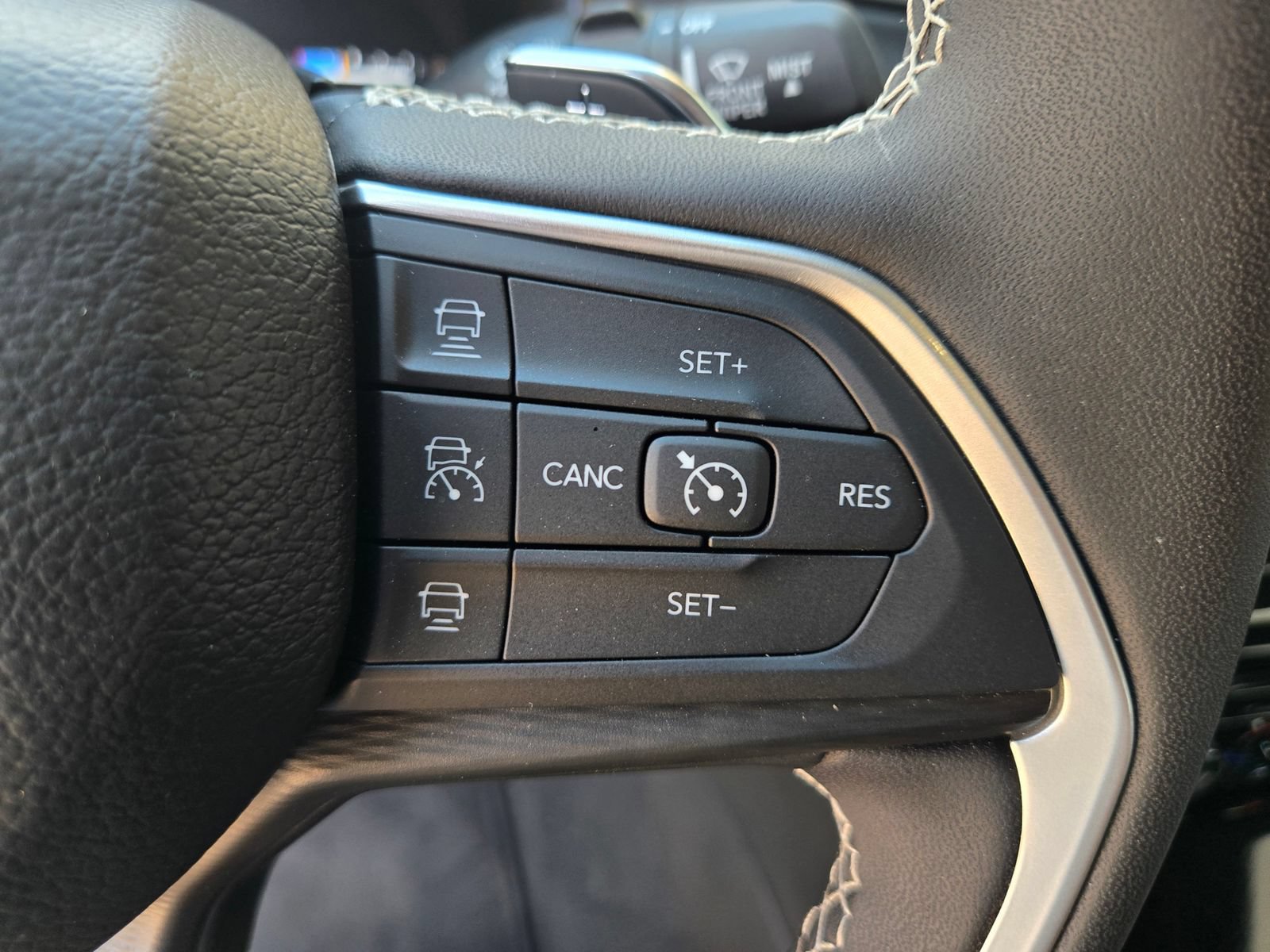 Used 2025 Jeep Grand Cherokee Laredo X RWD image 13