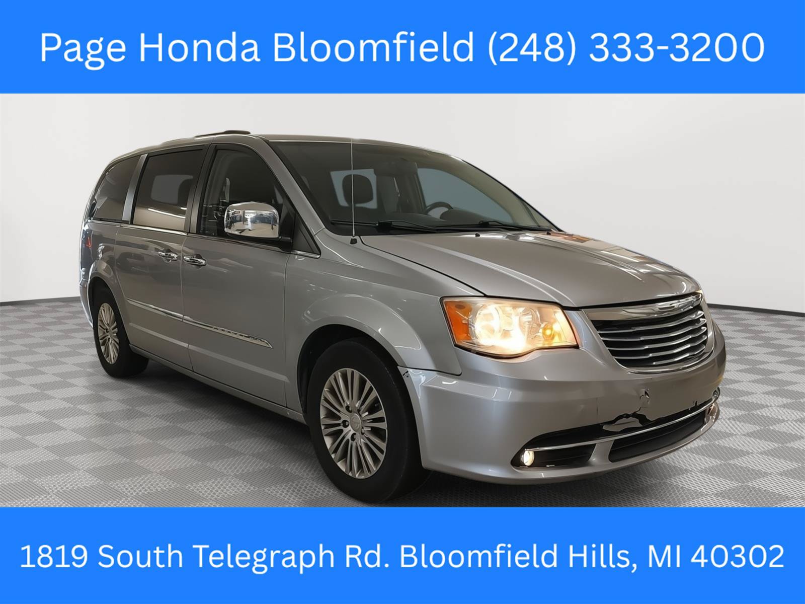 Used 2014 Chrysler Town & Country Touring-L w/ Trailer Tow Group FWD image 1