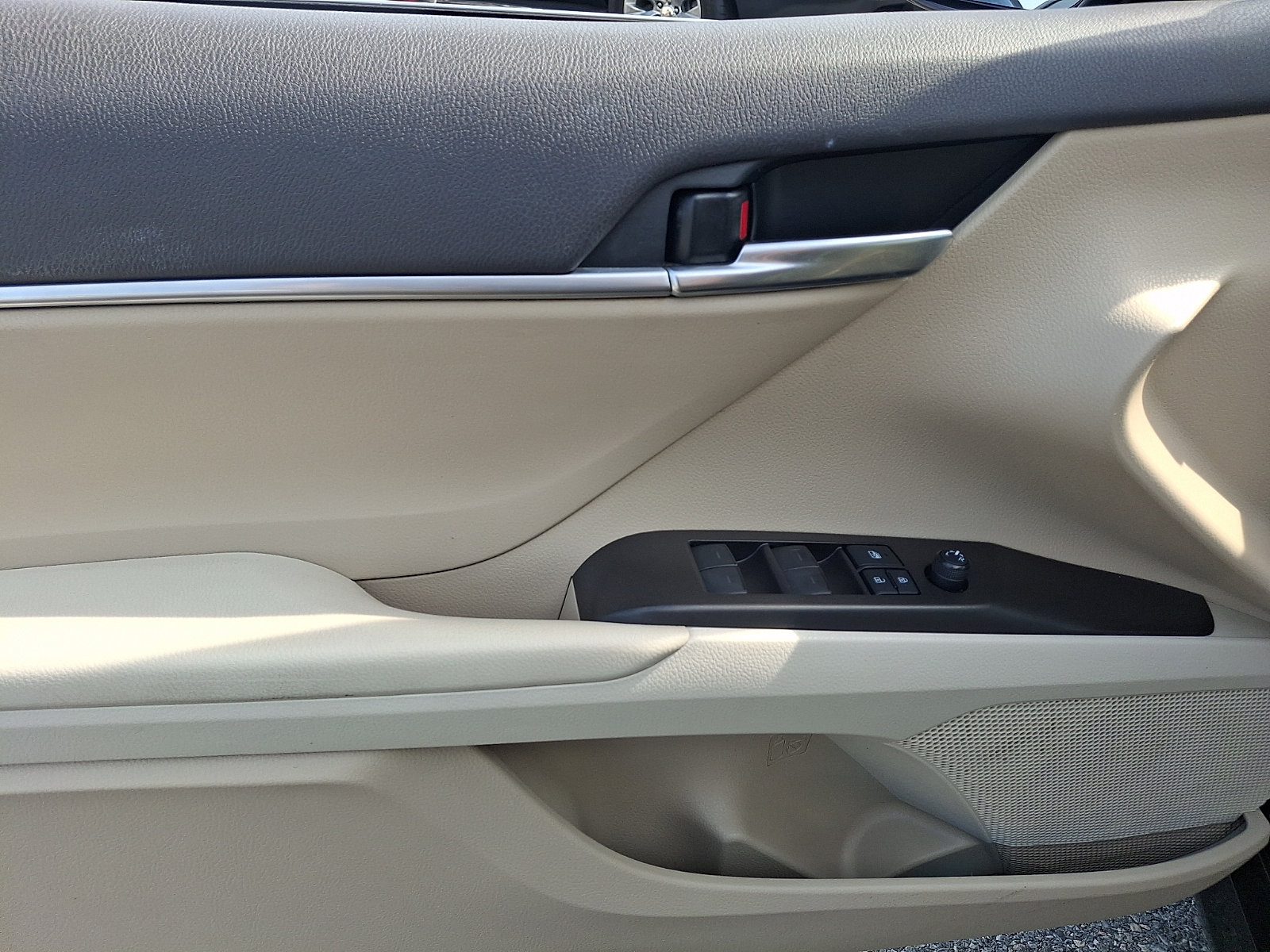 Used 2021 Toyota Camry LE FWD image 12