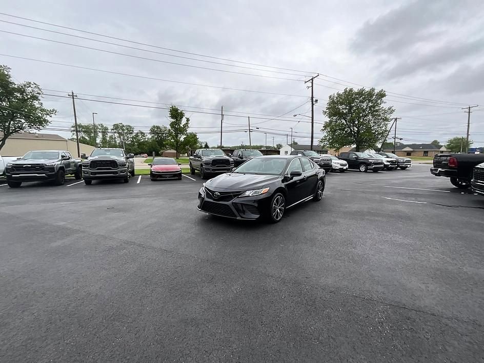 Used 2020 Toyota Camry SE FWD image 1
