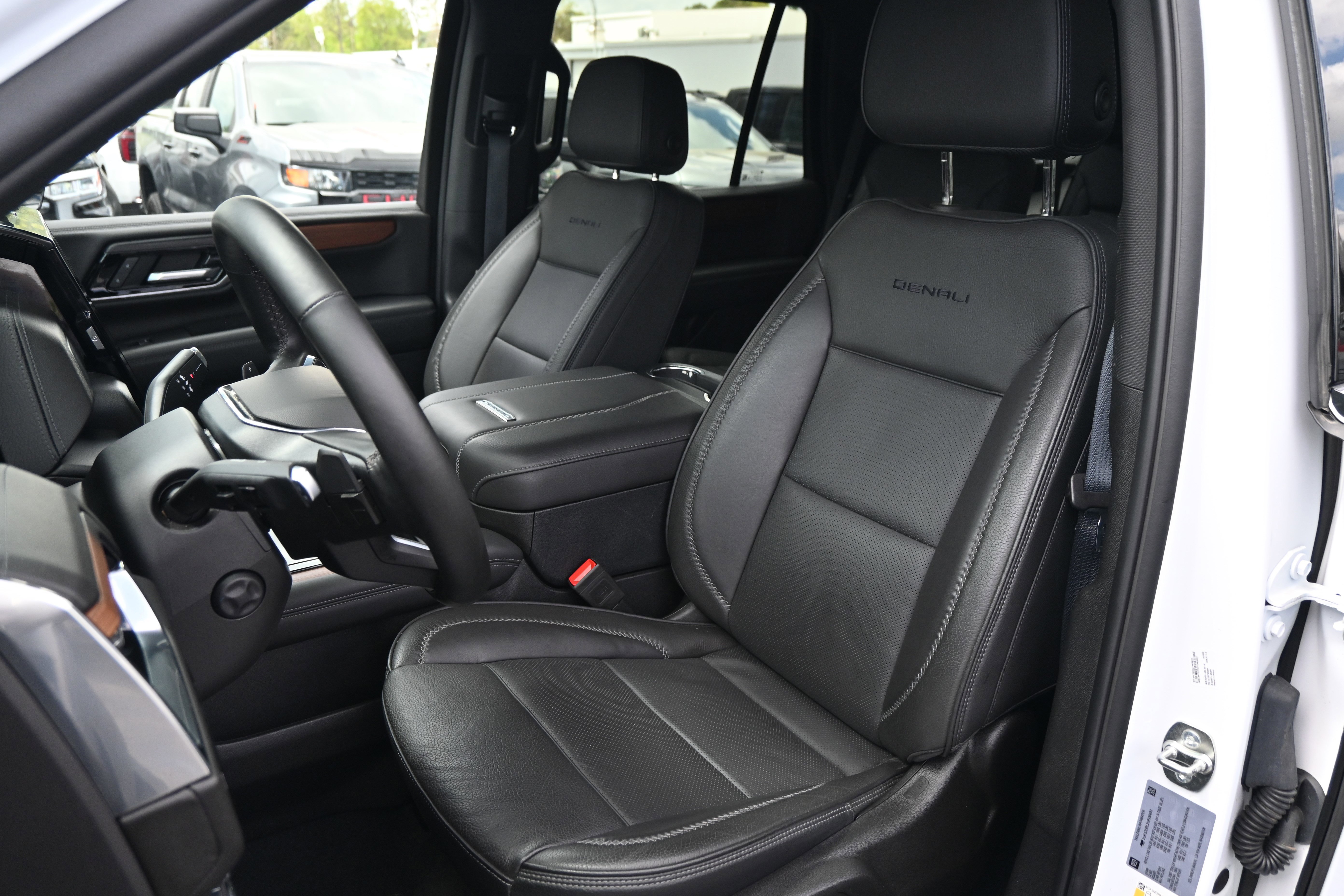 Used 2025 GMC Yukon Denali image 31