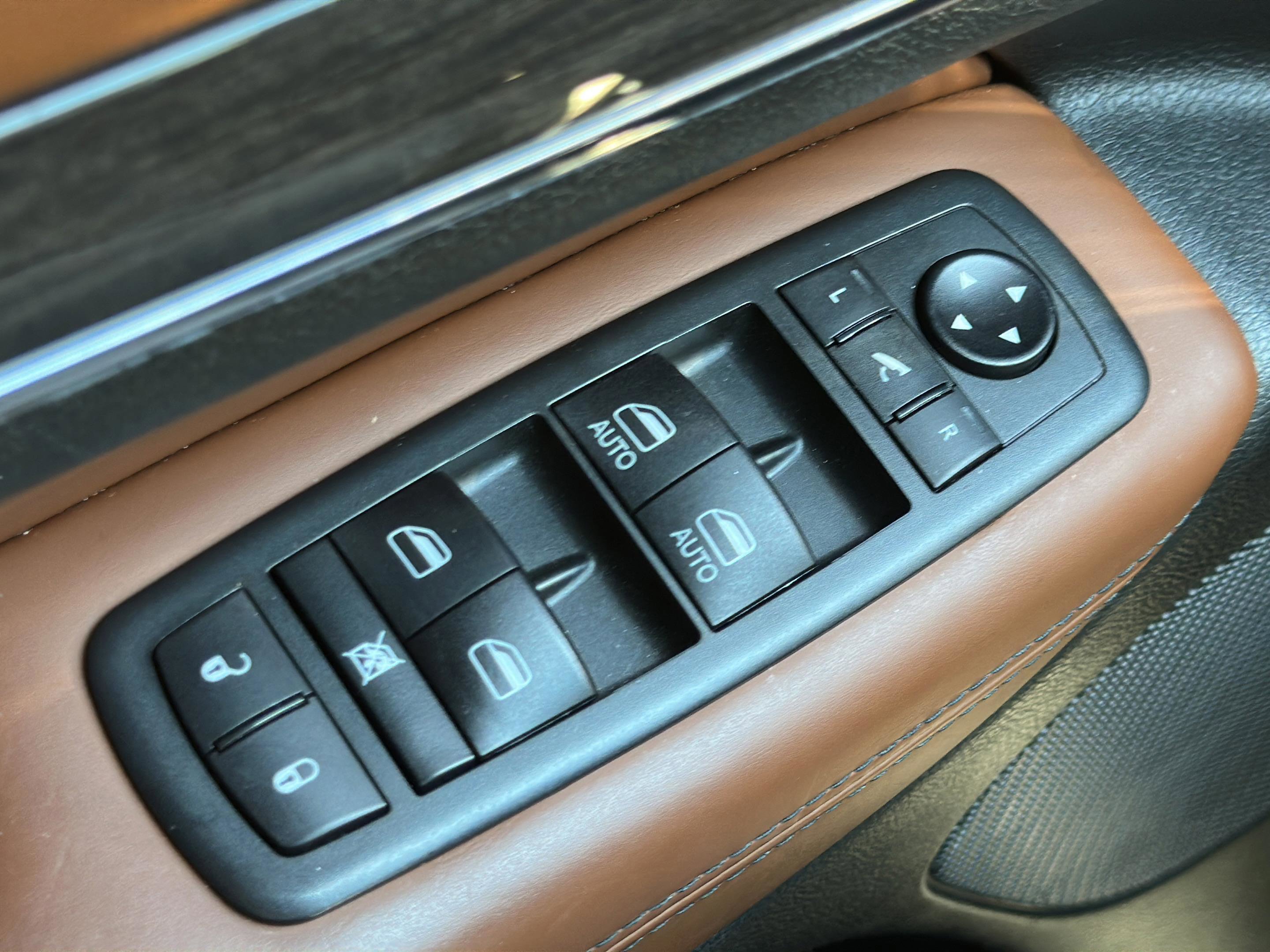Used 2020 Jeep Grand Cherokee Overland AWD/4WD image 19