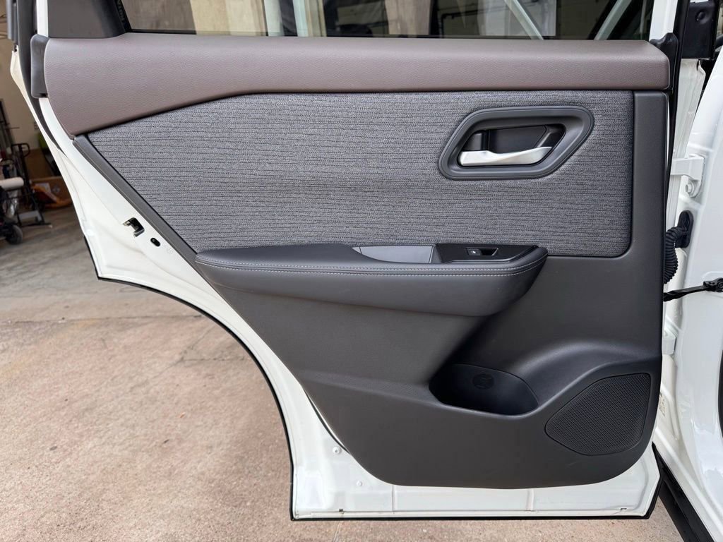 Used 2023 Nissan Rogue SV image 22