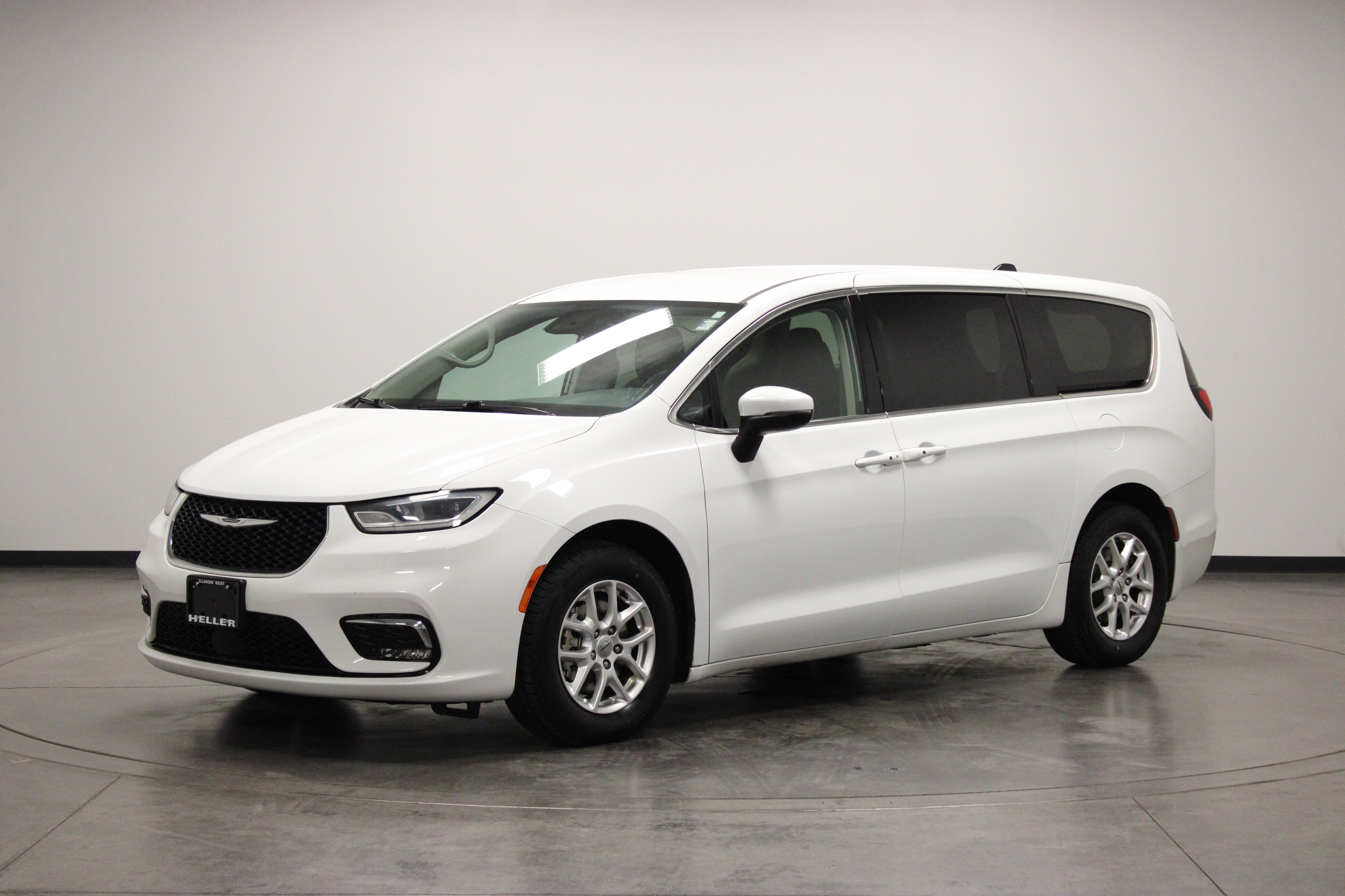 Used 2023 Chrysler Pacifica Touring-L FWD image 4